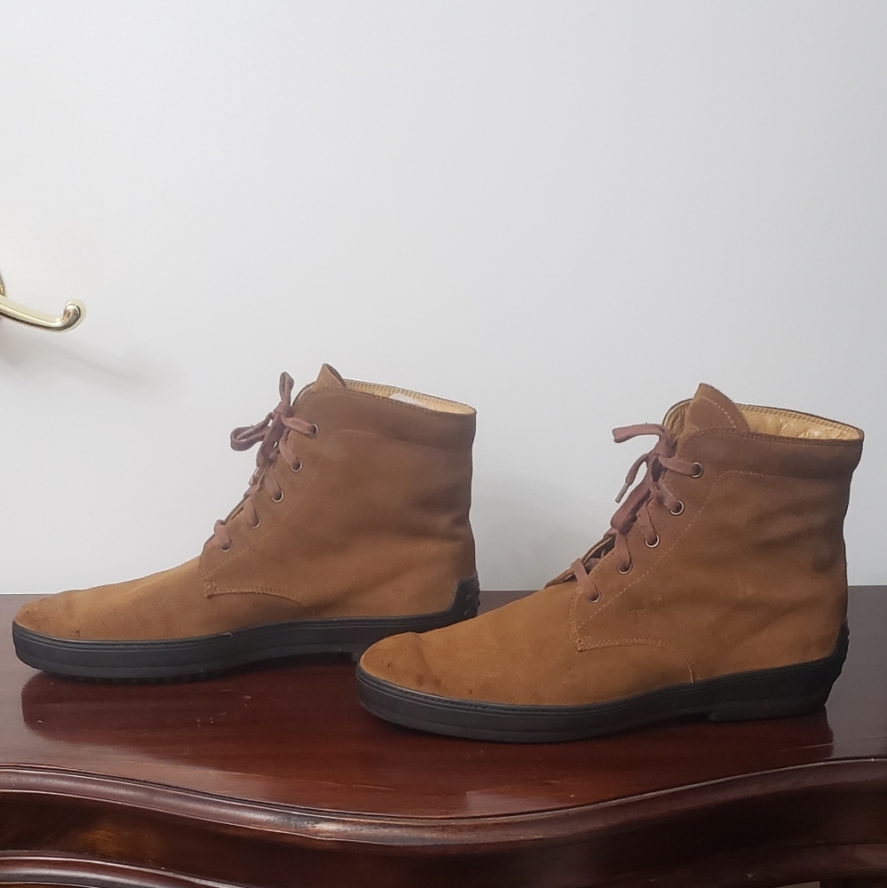 Tod's Men's Tan Suede Chukka Boots with Vibram Soles Size 10